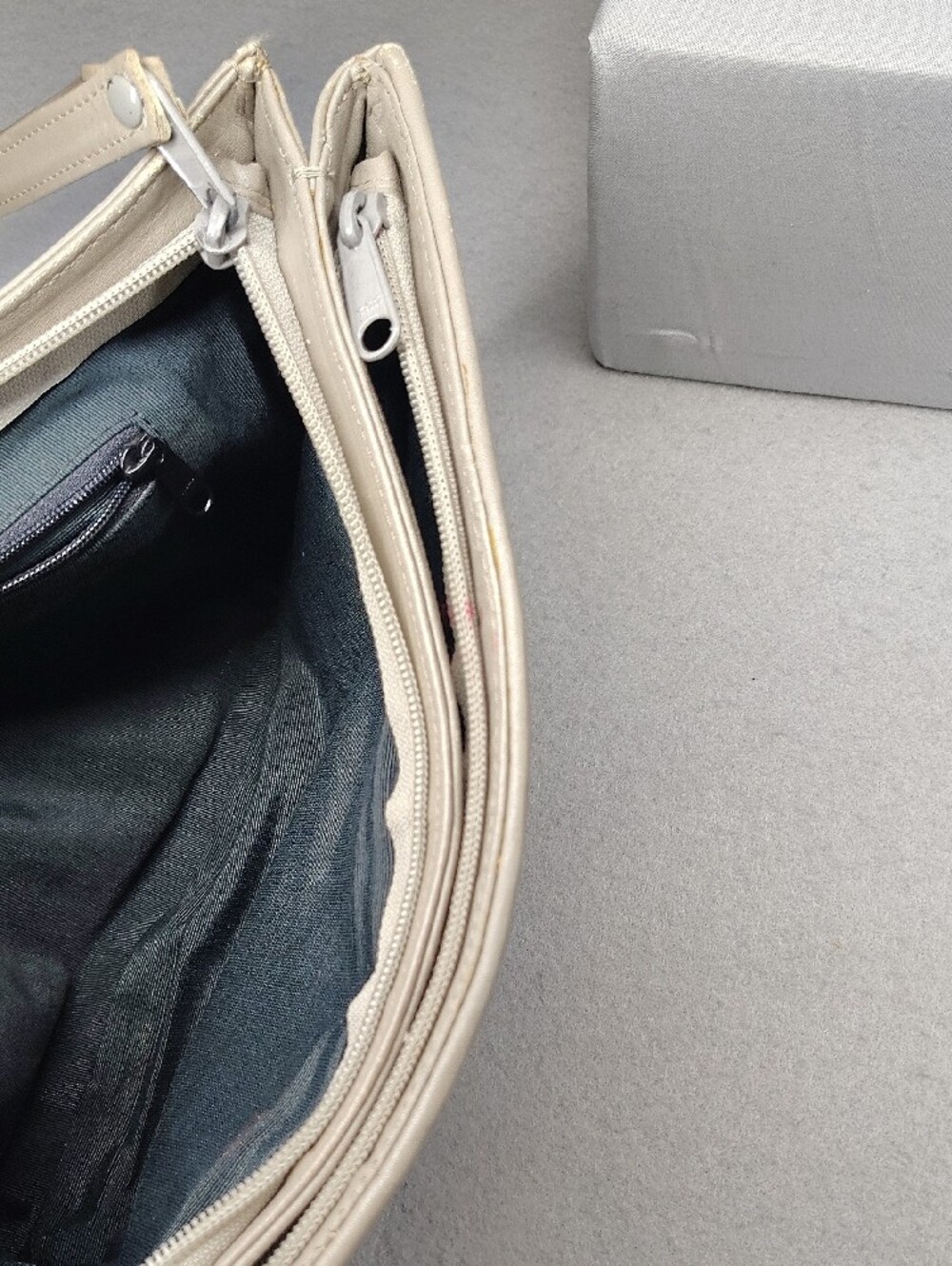 De Numa brand bag features a distinctive woven leather exterior neutral beige - Picture 8 of 10